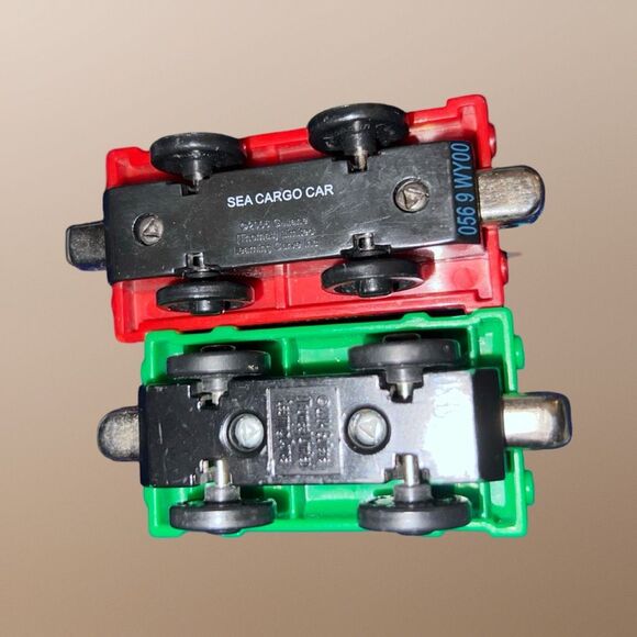 Thomas & Friends Take Along Gantry Crane & 2 Train Cars - Picture 4 of 6